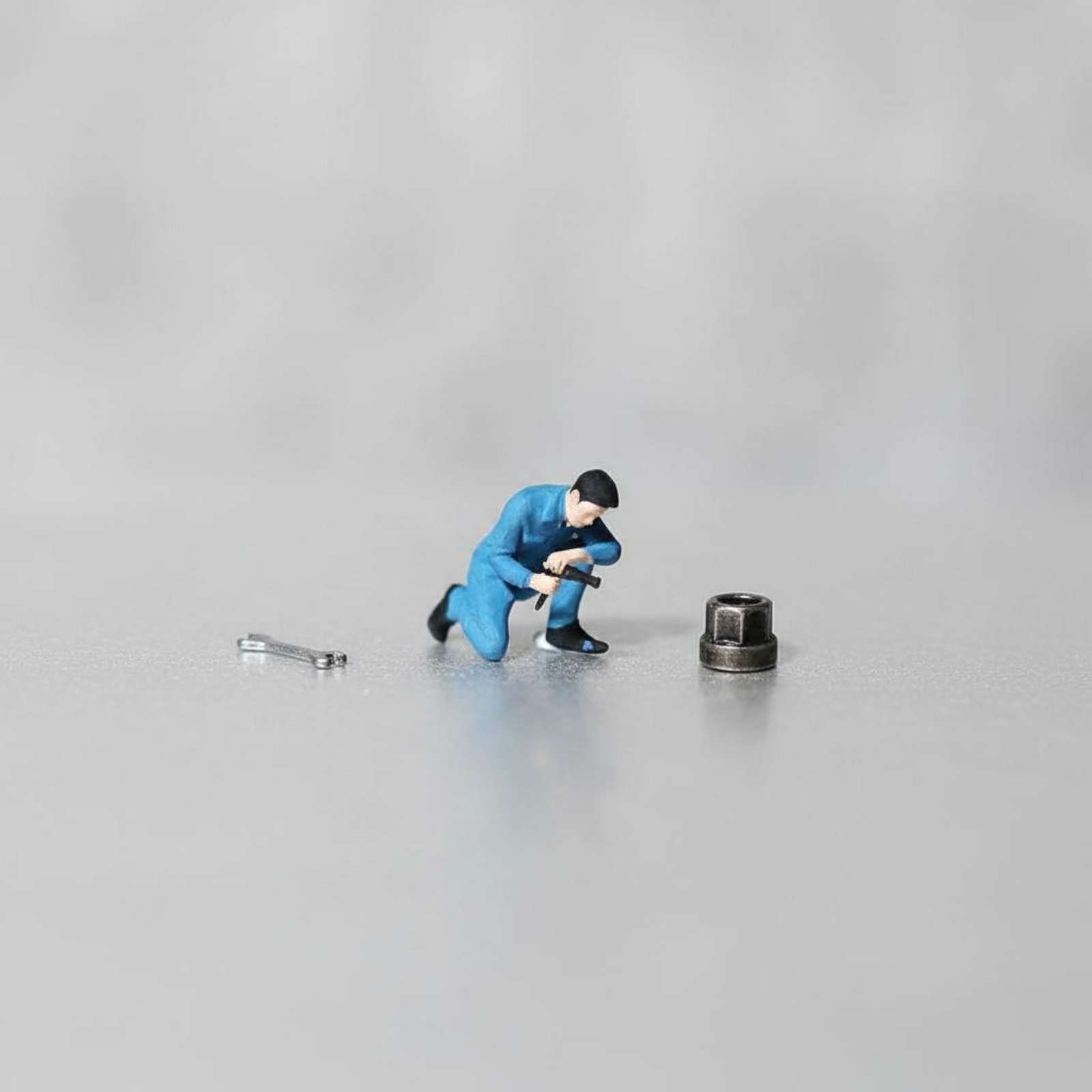 Phone Looking Man Figure Scene - đánh giá và giá Phone Accessories For Men