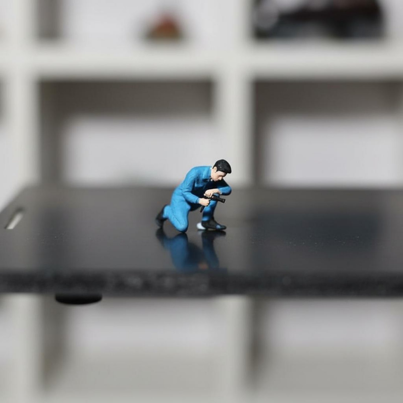 Phone Looking Man Figure Scene - đánh giá và giá Phone Accessories For Men