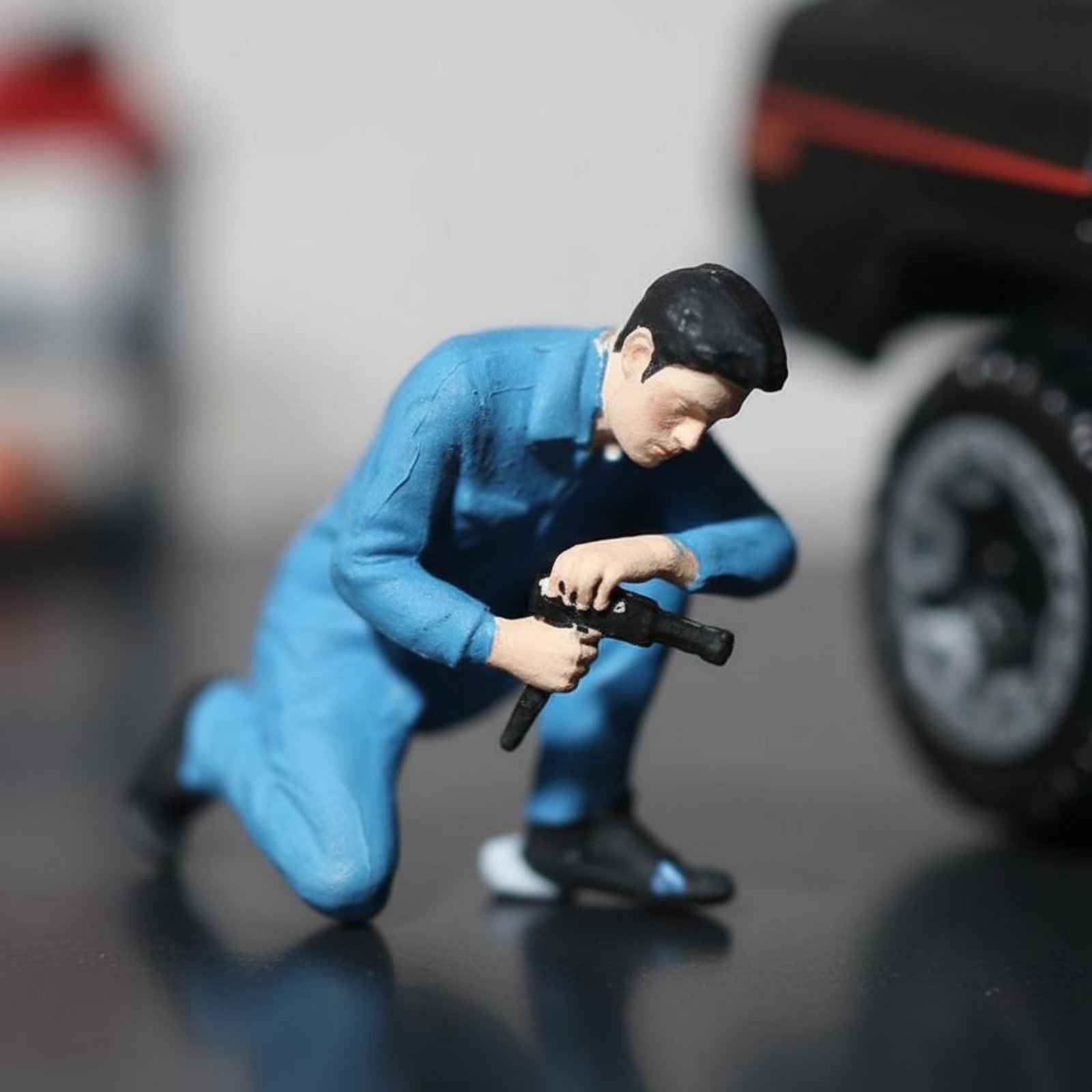 Phone Looking Man Figure Scene - đánh giá và giá Phone Accessories For Men